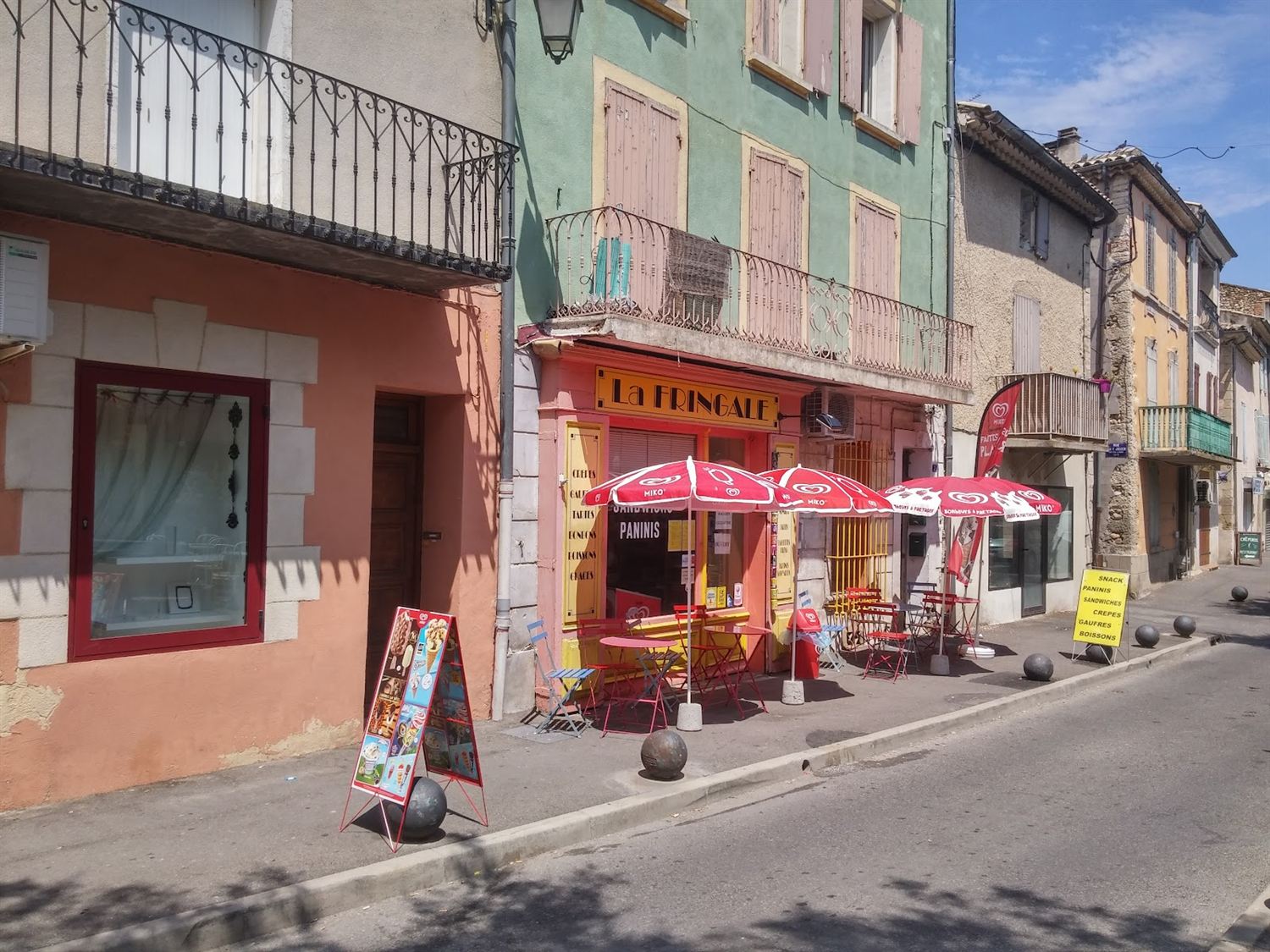 Façade colorée de La Fringale dans la rue Élie Louis Julien