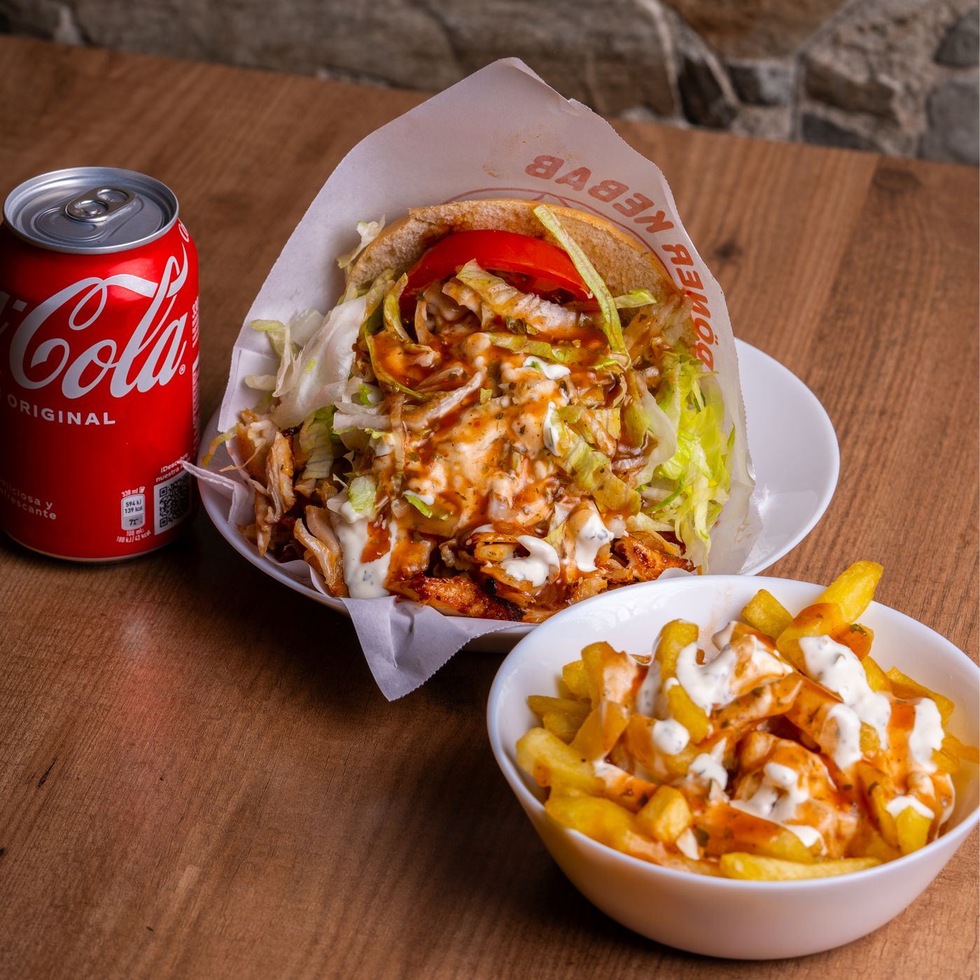 Kebab et frites servis avec une canette