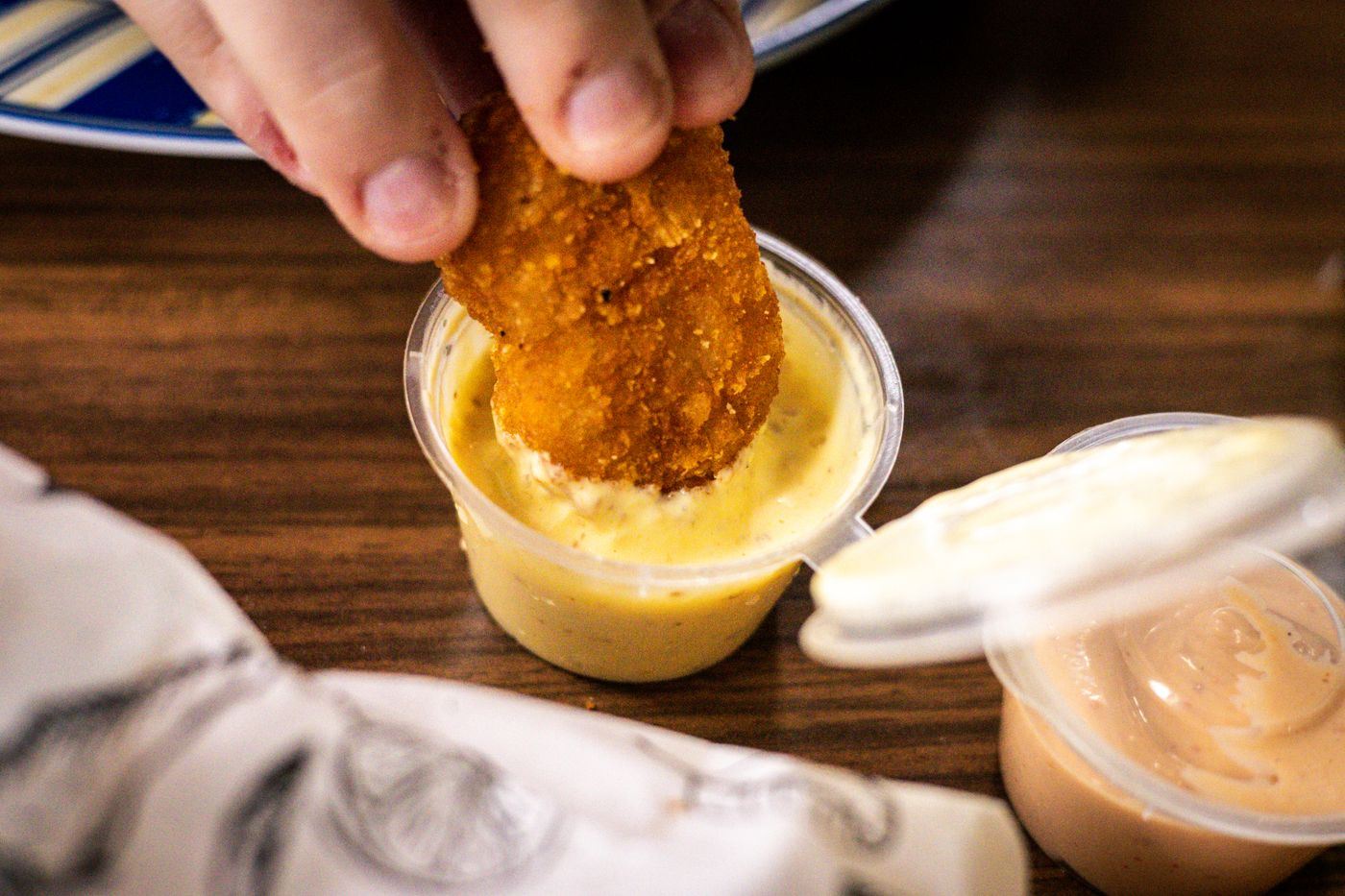 Nugget de poulet trempé dans une sauce au fromage