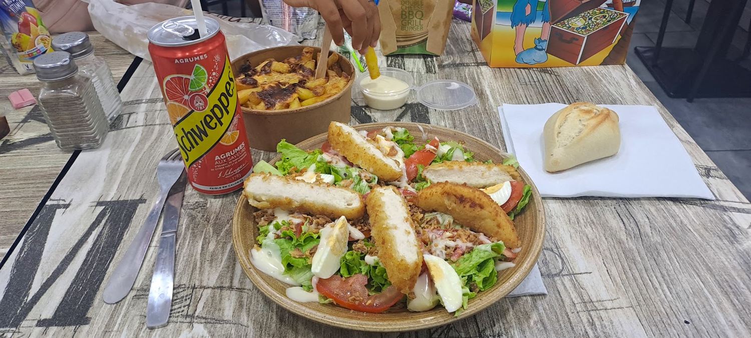 Salade de chèvre chaud avec toasts, tomates et oignons