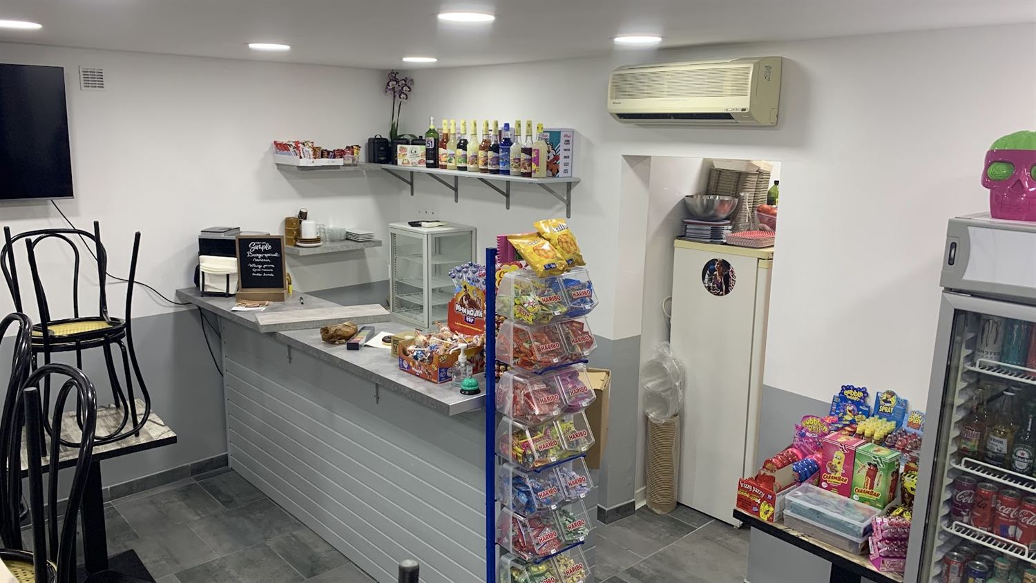Comptoir et frigos de la salle de La Fringale